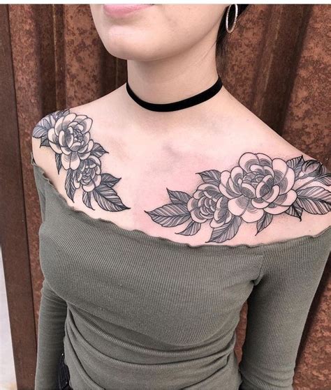 tatuajes en el pecho pequeos para mujeres|Tatuajes de mujer en el pecho